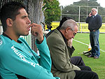 O volante Willian Magro (E) observa o trabalho. O jogador tem previso de volta para o final do ms de agosto, incio de setembro