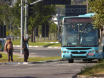 Grevista acena para trabalhadores que ainda no tinham paralisado as atividades, na manh desta tera-feira