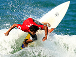 Victor Valentim fazendo bonito nas ondas da Atalaia, em Itaja