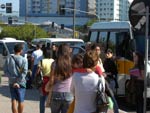 Ponto alternativo para vans e micro-nibus foi montado prximo ao Ticen, o que gerou tumulto.
