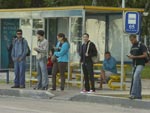 Muitos aguardavam por vans e micro-nibus nos pontos de nibus da cidade neste segundo dia de paralisao