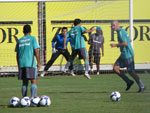 Acima, a foto de atacantes, meias e volantes treinando cruzamentos e concluses na rea.