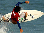 Guilherme Ramalho decolando nas ondas da Atalaia