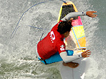 Miguel Pupo rasgando com estilo as ondas da Atalaia