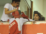 Fernando assiste  partida do camarote do estdio. Torcedores fazem de tudo para conseguir um autgrafo do jogador.