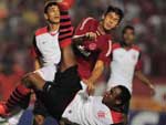 Apesar do Flamengo ter mais presena em campo, o Inter no deixa o time adversrio avanar no placar