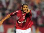 O Flamengo bobeia e o Inter marca o primeiro gol da partida: em um erro de Juan, Nilmar fica livre na rea e lana, pelo lado esquerdo, para Taison, que marca aos 42 minutos do primeiro tempo.
