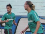 Os atacantes Jonas e Maxi Lpez so orientados para pressionar a marcao