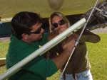 Os alunos colocaram na asa do avio antena para captar o sinal dos peixes