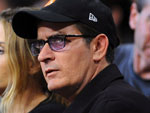 Charlie Sheen e seus �culos roxos de olho em cada movimento na quadre do Lakers