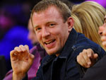 O diretor Guy Ritchie, ex-marido da cantora Madonna, tamb�m esteve presente na partida