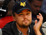 J� Leonardo DiCaprio n�o deixou de lado o copo de cerveja e estava concentrado na primeira fila das arquibancadas