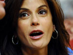 A atriz Teri Hatcher, de Desperate Housewives, parece n�o estar entendendo muito o que est� acontecendo na quadra.