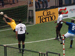 Mina chuta e marca para o Ava no Showbol