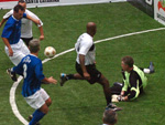 Perivaldo tenta o gol pelo Figueira, mas Pereira consegue tirar a bola da rea