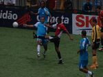 Marquinhos, ex-Flamengo, e Axel, ex-Santos, disputando a bola