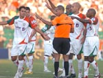 Jogadores da equipe paulista reclamam de marcao do rbitro