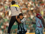 Schwenck em lance com o goleiro Fbio