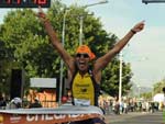 Campeo masculino Adriano Bastos cruza linha de chegada 