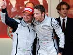 Barrichello, Button, e Raikkonen ao final da prova com Charlotte Casiraghi, filha da princesa Carolina de Mnaco, ao fundo