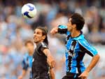 Muitos erros de passe, no comeo do jogo, cometidos por ambos os times