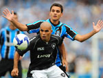 O Grmio comea pressionando o Botafogo, empurrando a torcida