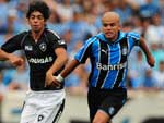 Apesar de ter mais presena no ataque, o Grmio no consegue criar perigo ao gol adversrio