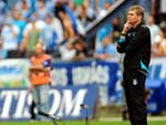 Autuori acompanha a partida, na beira do campo do Olmpico