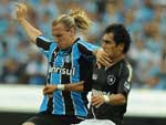 O Botafogo volta para o segundo tempo tentando manter a bola na rea de ataque e at arrisca chute a gol
