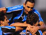 Jogadores comemoram o segundo gol do Grmio