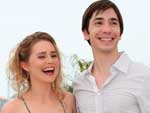 Os atores americanos Alison Lohman (esq.) e Justin Long sorriem para os fotgrafos