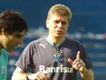 Paulo Autuori d orientaes ao atacante Herrera