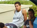 Willian Magro se recupera de leso e assiste ao treino no banco de reservas