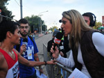 A reprter Dbora Oliveira, da RBS TV, entrevista os vencedores da Rstica