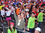 O locutor do evento, Domingos Martins, comea a contagem regressiva para a largada