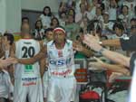 Jefferson Sobral  cumprimentado pelos companheiros na entrada do time na quadra