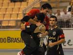 Goleiro Thiago e Humberto comemoram gol da Malwee