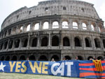 Barcelona 2x0 Manchester United  Em frente ao Coliseu, torcedores do Barcelona abrem um extenso banner com as palavras "Yes, We Cat"