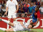 Barcelona 2x0 Manchester United  Eto'o se livrou da marca��o de Vidic e chutou cruzado para marcar aos 10 minutos do primeiro tempo