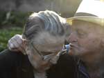 Ele a admira com um carinho que transborda pelos olhos claros. So 94 anos, 70 deles ao lado de uma nica mulher, a me dos seus filhos e o amor de sua vida