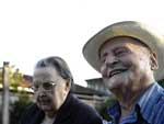 Ele a admira com um carinho que transborda pelos olhos claros. So 94 anos, 70 deles ao lado de uma nica mulher, a me dos seus filhos e o amor de sua vida
