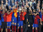 O capit�o Puyol ergue a ta�a da Liga dos Campe�es