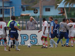 Jogadores chegaram para apartar a briga. Quatro jogadores, dois de cada time, foram expulsos