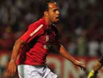 Alecsandro recebeu passe de Taison e desempatou o jogo no Beira-Rio