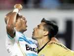 Victor e Ruy comemoram o gol do time Tricolor
