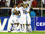 Jogadores do Grmio comemoram o gol de Fbio Santos