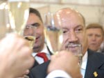 Luiz Henrique comemora com champagne a deciso do TSE
