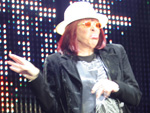 Aos 63 anos, Rita Lee esbanjou energia no palco