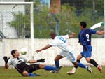 Osvaldo chuta na sada do goleiro Muril