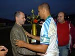 Editor-chefe Giancarlo Barana entrega trofu Hora de Santa Catarina ao capito Nena